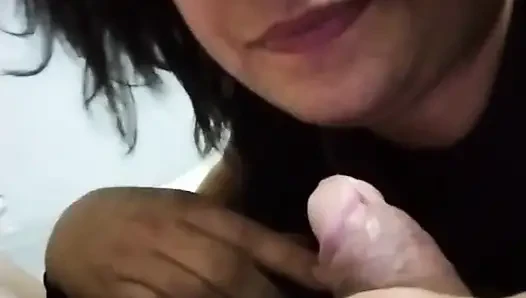 Setelah blowjob mereka mendorong kontol ke pantatku