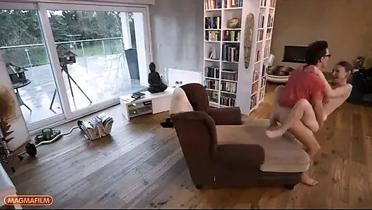 Conny ingin memperdalam sesuatu dalam latar intim dan, terutama, kering. Dry??