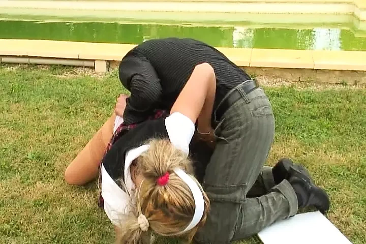 一个淫荡的法国女学生的小穴被摧残