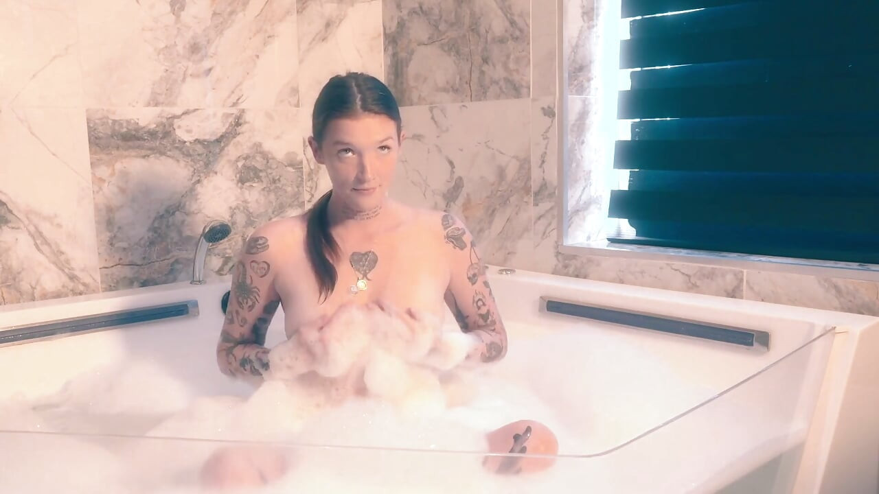 Bath Sex and Golden Shower for British Babe