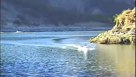 Seks threesome di pantai