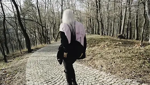 Tinder'dan rastgele adamla yürüyüşte riskli halka açık sikiş