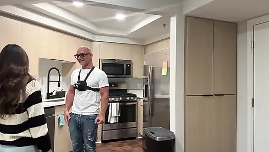 Nicole Doshi поблагодарить сантехника Кристиана Клея долбит его член