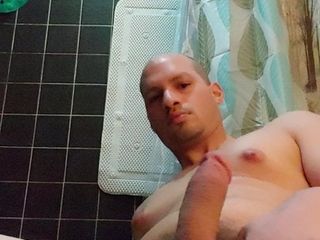 Masturbazione in vasca da bagno spesso peloso latino