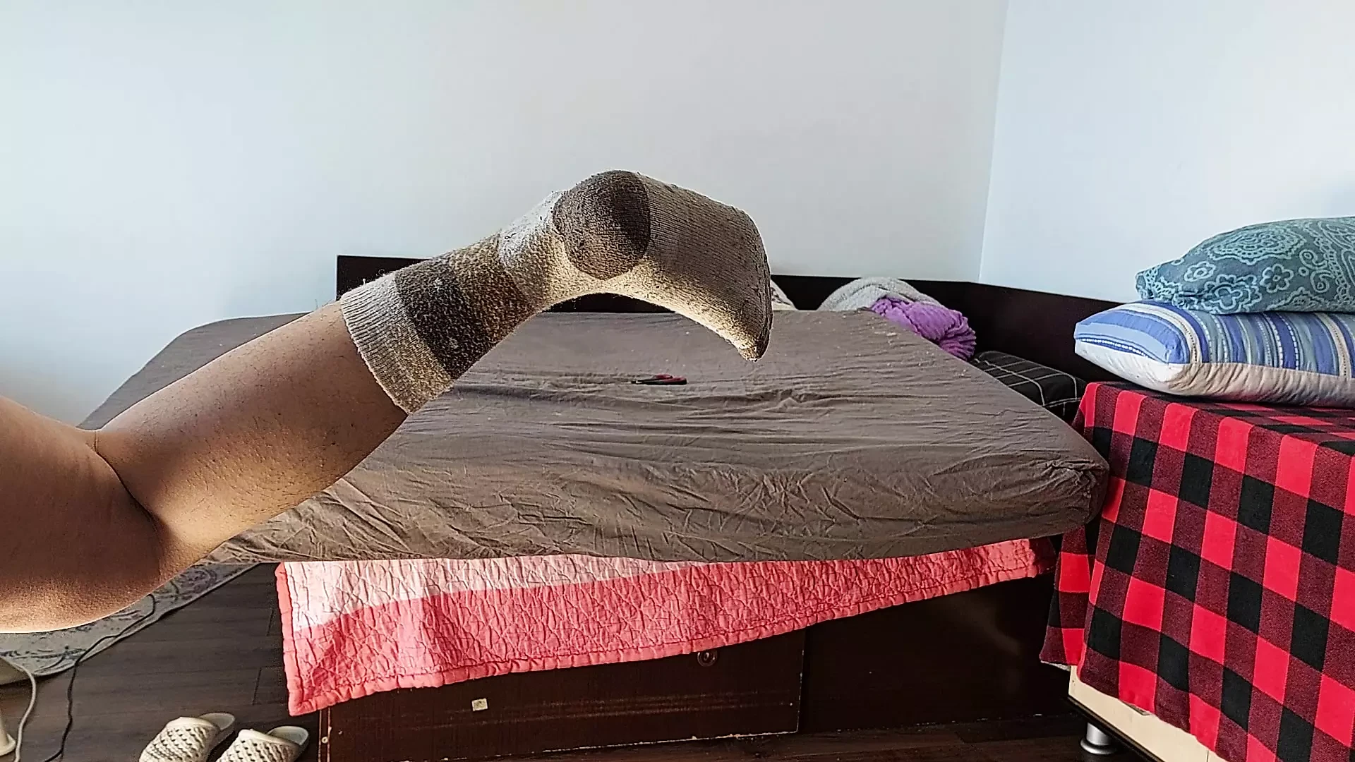 Une femme amateur s’amuse en essayant des vêtements qu’elle coupe.