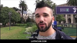 Une latino amateur hétéro a payé 10000 pesos pour baiser un cinéaste gay