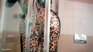 バスルームのラテックスラバーキャットスーツ姿の熟女-フェチビデオ