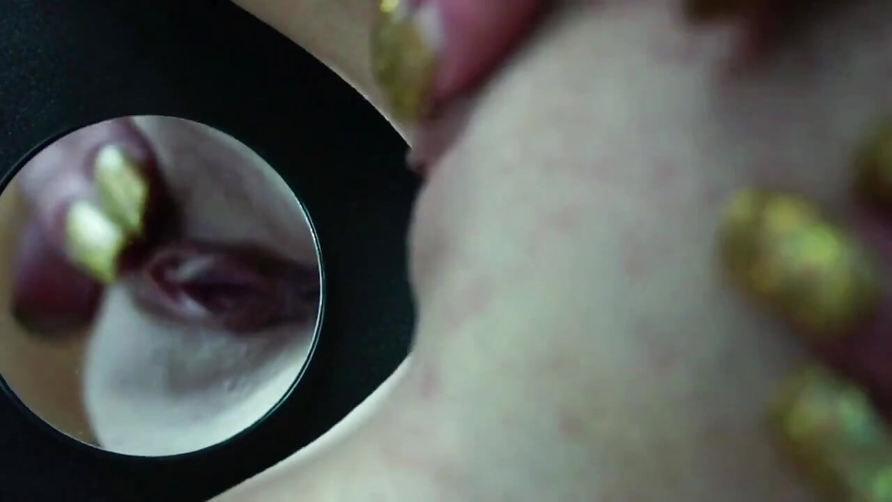 Tânăra blondă își rade pizda înainte de a fi futută