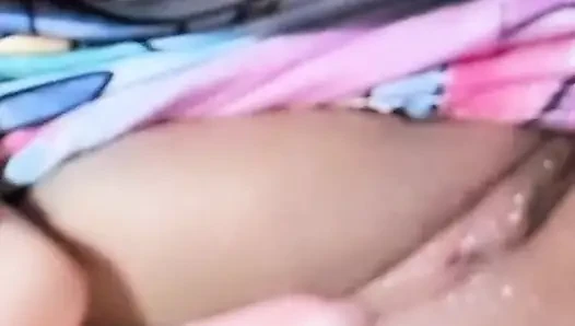 India touches the pussy until it squirts