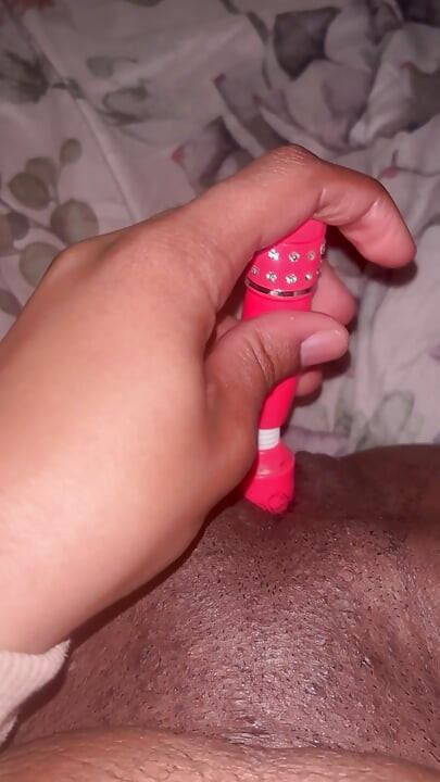 Watch me play with my fat black pussy