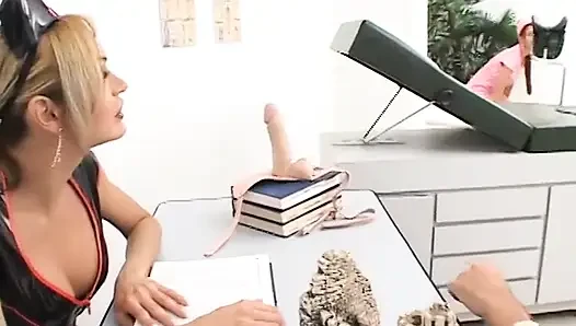 Sürtük hemşire ve ateşli travesti sırayla adamın aletini emiyor