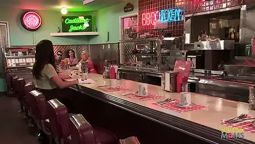 Kelnerka uprawia seks w trójkącie z kucharzem i cycatą klientką