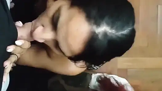 Partide erkeklerle sıraya girdim ve güzelce emdim, sonunda burada bir yarakla bile dayak yedim, dostum!