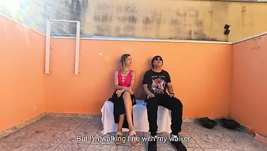 Blinder mann hat einen glückstag, während er an einem öffentlichen Ort ruht.