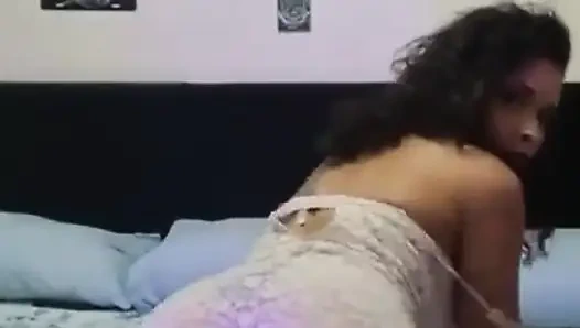 Heiße latina wird nass und masturbiert auf dem bett ihrer freundin