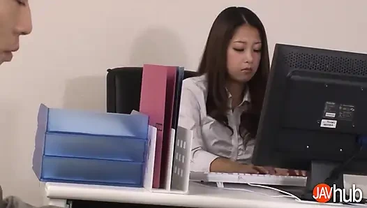 Si sange satomi suzuki membiarkan bosnya crot di dalam memeknya