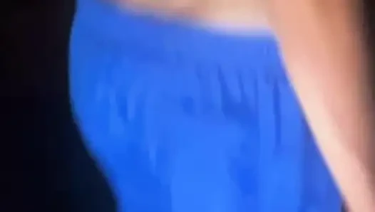 Gece partisinde çatı katındaki barda mayoyla takılıyor