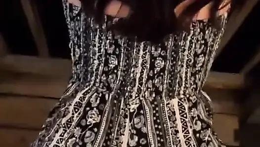 Istri gemetar dan menggesek pantatnya di teras rumah