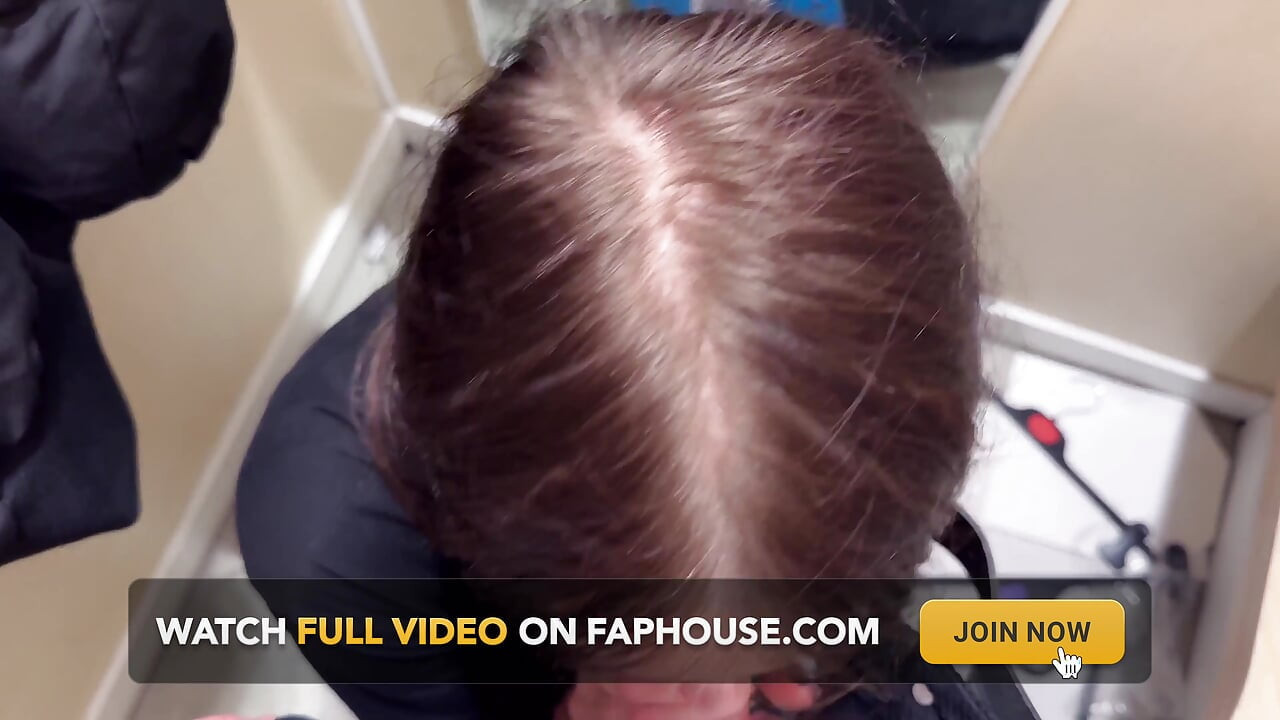 モールの試着室でミルフにフェラチオされる