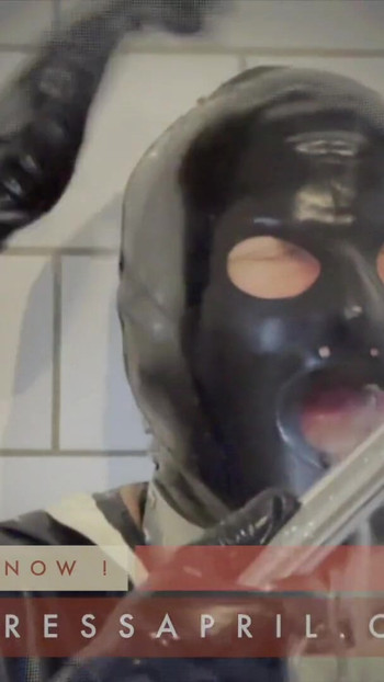 Snažan trenutak iz "Dominatrix Gospođa April - Robinja Rosie biva usisana"