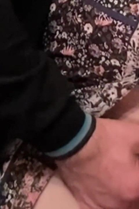 غريب منحرف فرك كس في مترو الأنفاق