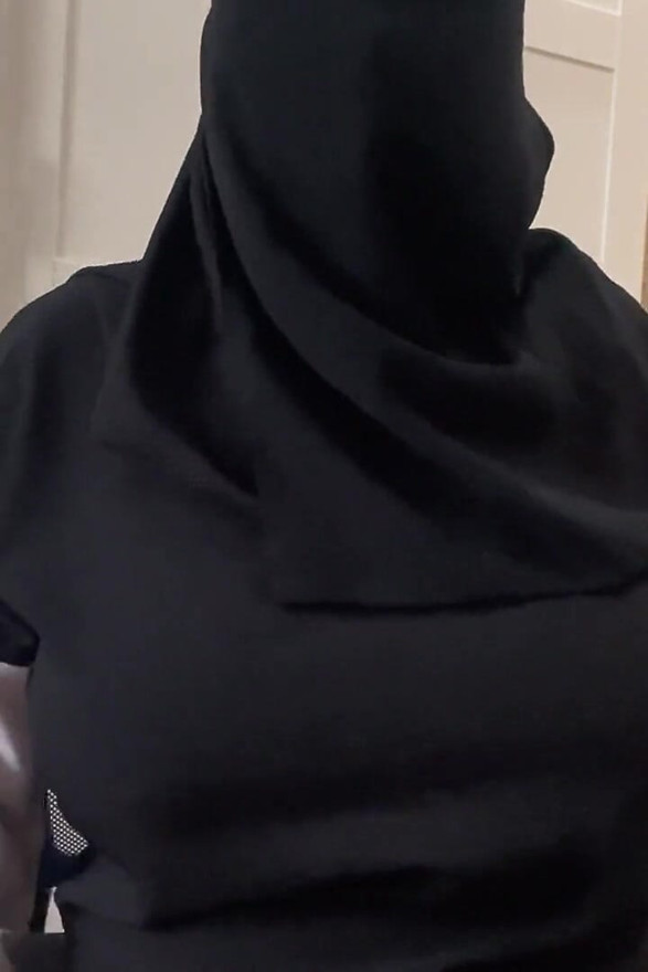 Moroccan Stepmom Gives JOI