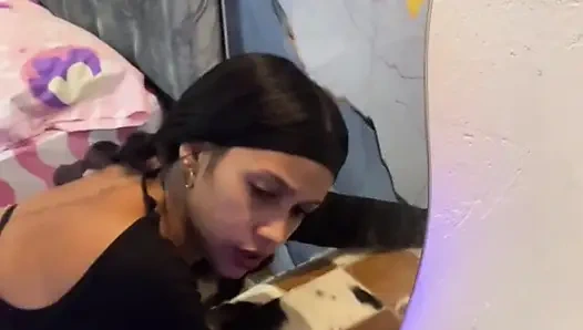 Dia datang untuk bayarannya dan aku akhirnya memberinya pantat untuk bisa membayarnya