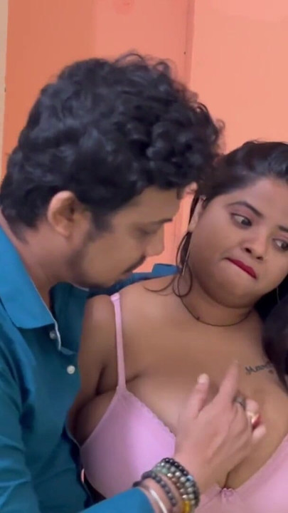 SALESMAN NE PARCEL DENE AAKE CUSTOMER KO CHOD DALA PART- 1 | Clip 2