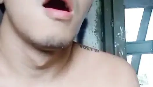 Asia Twink açık havada servis: kayıp yer tuvaleti boşalması