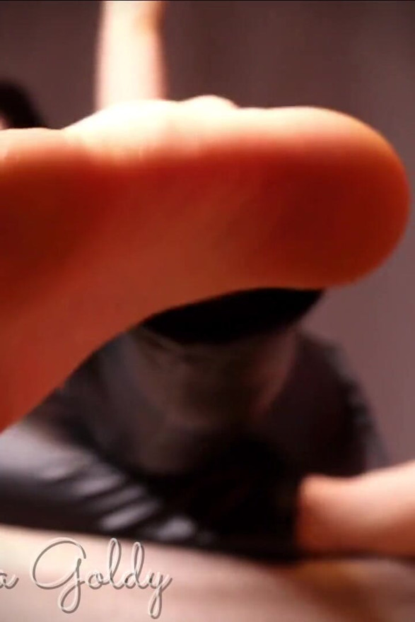 ¡Que el impuesto de pedicura! Para seguir admirando, adorando y masturbándome sobre mis pies - propina para una pedicura!