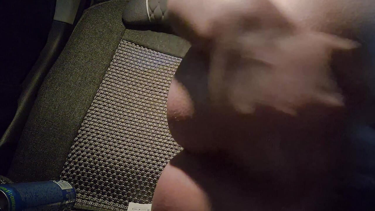Slut in the evening in the parking lot fucks herself with a can of energy drink in the car