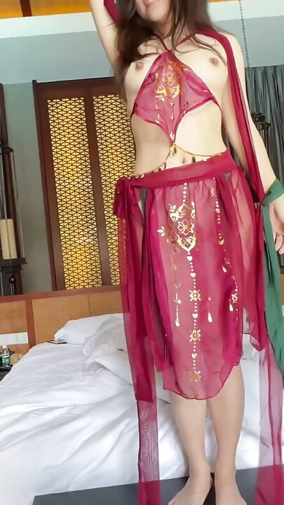 לולו ווילד- שחקנית JAV אסייתית מקבלת זרע בגן עדן