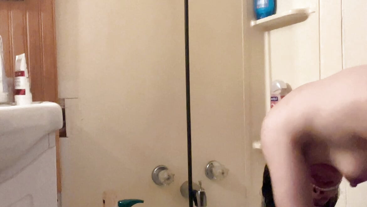 Hana se lava el pelo en la bañera - teta pequeña tan bonita