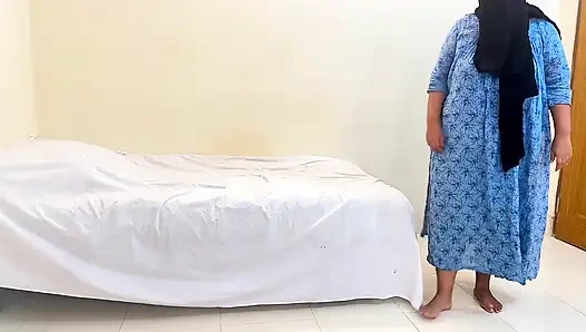 Mann betritt zimmer der hausfrau und versucht, sie zu fesseln, aber heiße hausfrau erwischte ihn und fesselte ihn und fickte ihn dann - cowgirl