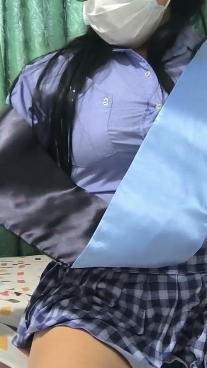 A recent economist graduate starts creating content for adults | Clip 1