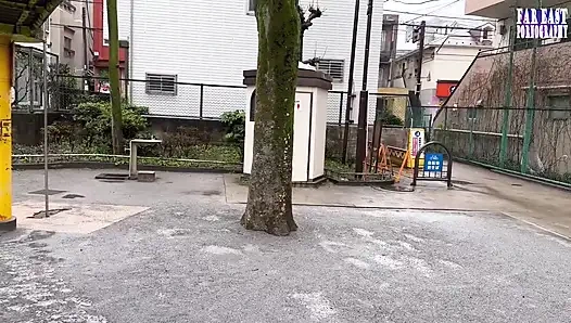 Tatlı gözlüklü tatlılar tembel bir günde sonsuz gulp mutluluk içinde sıcak damlaların tadını çıkarıyor -bölüm.1