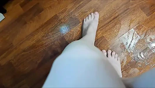 Reiten auf einem Stuhl auf einem mit Seife getränkten boden