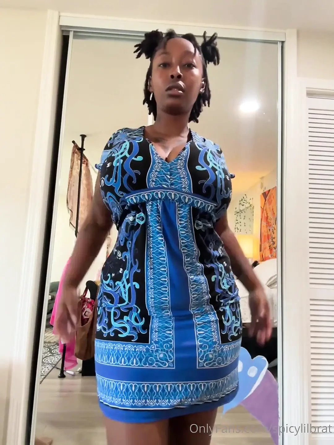 穿着礼服的胖乎乎的黑人女郎展示她的大奶子和屁股