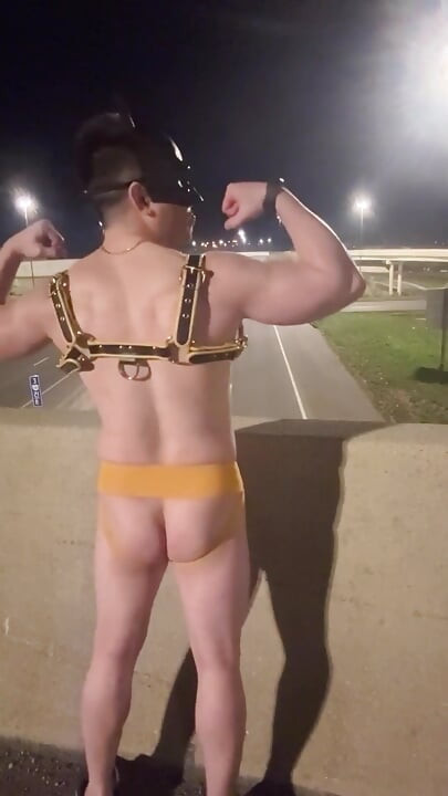 Noční svalnatý král: Asijský kus v koženém postroji a Jockstrap vlastní prázdné ulice
