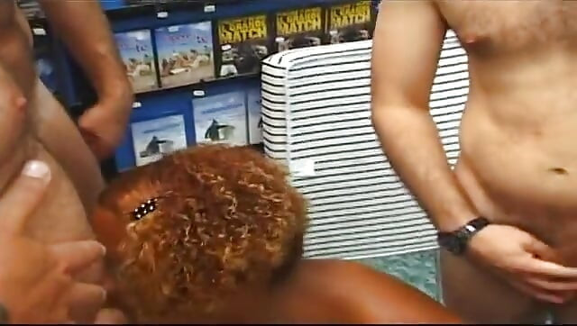 Dos milfs amateur folladas en una tienda de videos