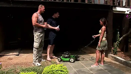 Азиатскую блядю трахнули двойным проникновением в тройничке