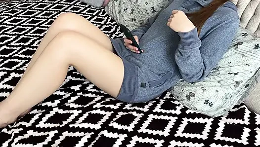 Telefon bağımlısı üvey kız kardeş üvey erkek kardeşi tarafından sert sikiliyor