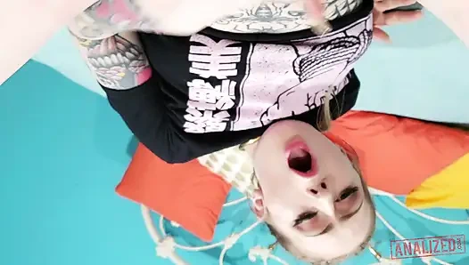 Блондинка детка Сид - анальная шлюшка, которая обожает заполнять ее тугие дырки