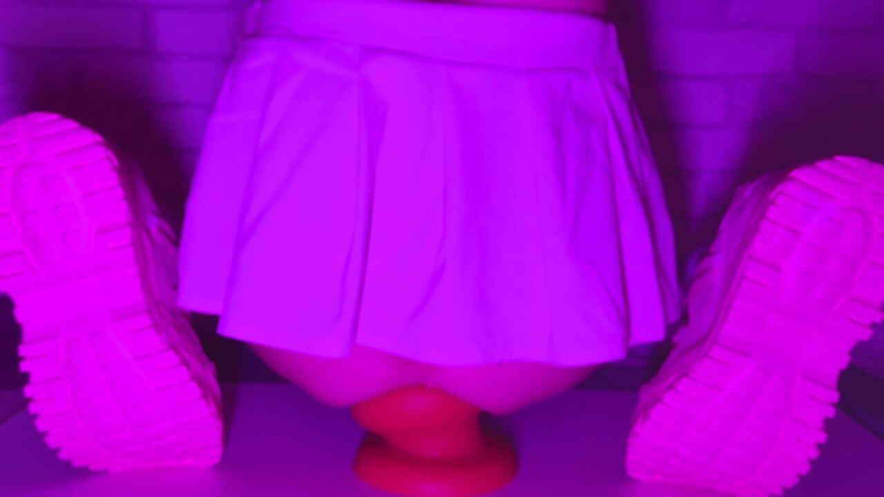סיסי גירל בחצאית קצרה קופצת על פלאג אנאלי ענקי בעובי 12 סנטימטר
