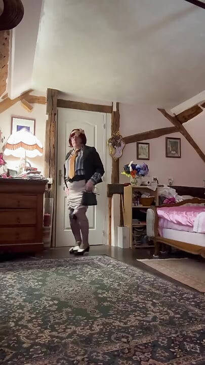Dressed in a beige mini skirt for her evening
