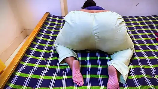 Kolaj kızı azgınken pansiyonda canlı gösteriye başlıyor