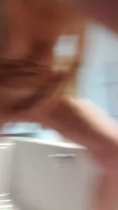 Ação De Rainha Do Squirt Na Casa De Banho Em Posição Sentada | Clip 2