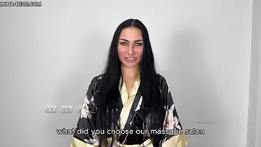 Ateşli orta yaşlı seksi kadından yağlı vücuda masaj: büyük memeler ovuyor ve ağzına boşalıyor