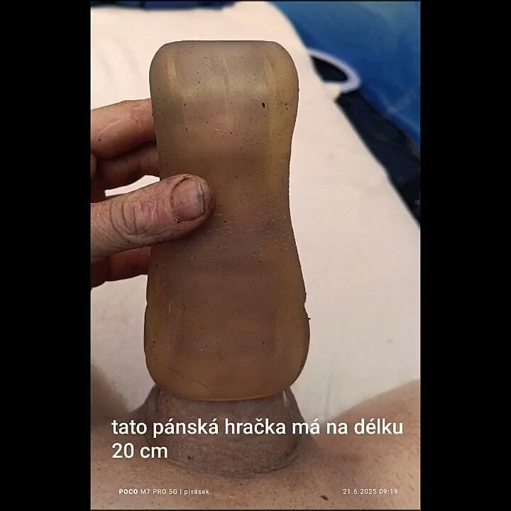 وذيل يلعب في الحمام