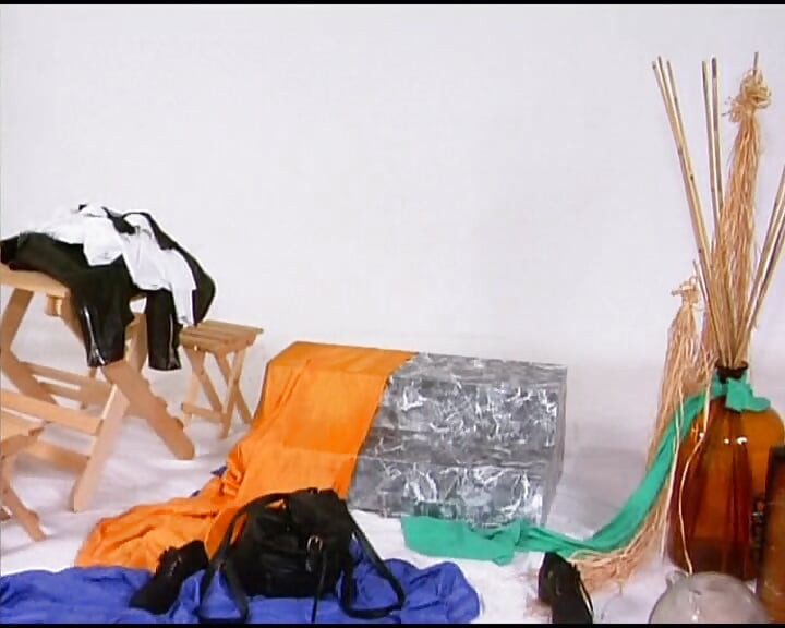 A esta nena alemana con coño peludo le gusta jugar delante de la cámara